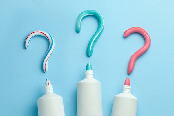 Kinderzahnpasta mit Fluorid darf nur erbsengroß auf die Zahnbürste Zähneputzen Kinder