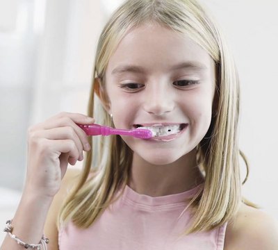 Child’s mixed dentition teeth brushing